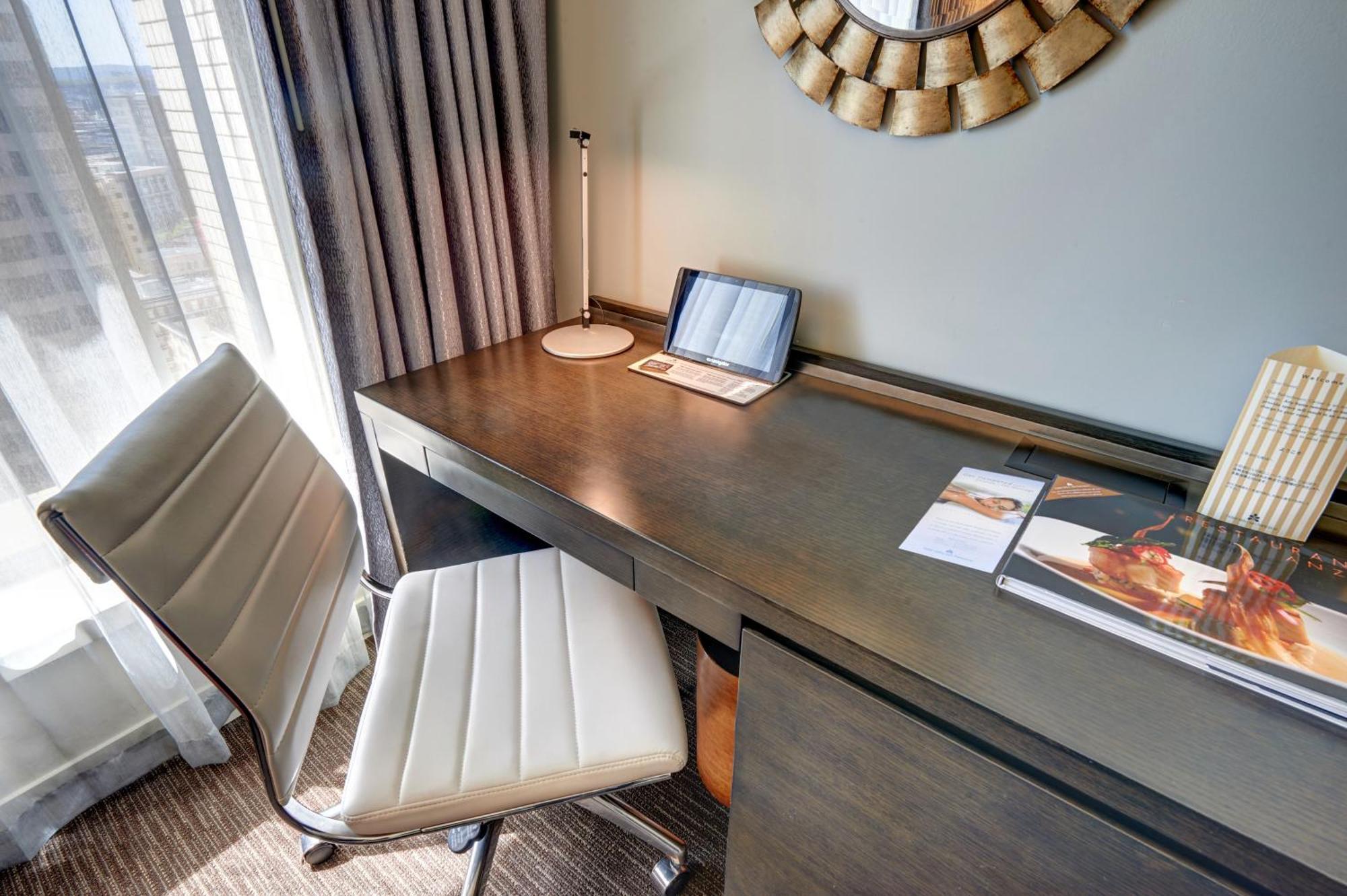 فندق فنددق نيكو سان فرانسيسكو المظهر الخارجي الصورة A work desk in a hotel room